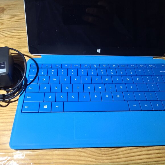 Microsoft Surface Tablet with keyboard (AS IS) - Picture 2 of 7